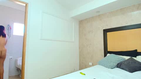 MIALOPEZ      .     Y      .      online show from February 20, 8:47 pm