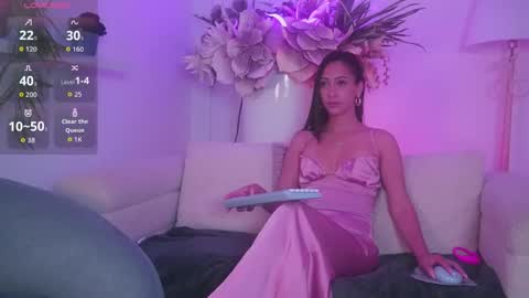 Mia online show from April 7, 11:56 am