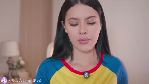 Instagram Nelyiramirez online show from June 18, 6:19 am