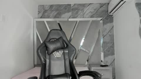 mia_petiteht online show from May 10, 8:59 pm