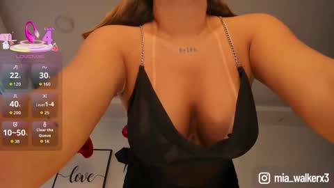 Snapshot of mia_walkerx3 chatting on October 18, 12:09 pm Mia online show from October 18, 12:09 pm
