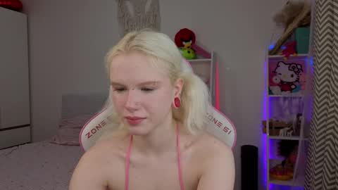 Mia online show from April 2, 3:25 am