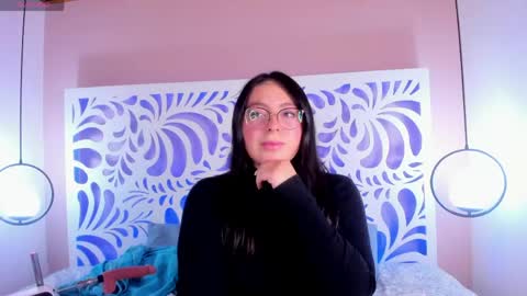 mia_wills_ online show from April 13, 5:06 pm