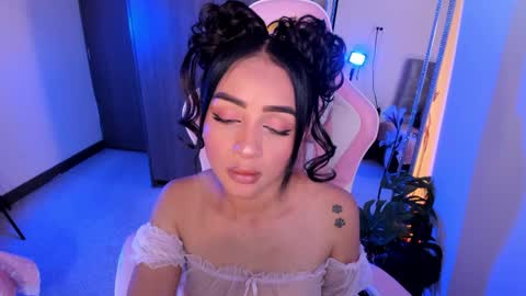 mia  nicolle online show from May 21, 2:07 am