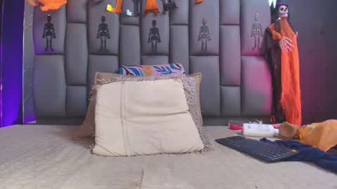 Mia online show from October 25, 12:49 pm