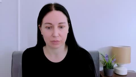 Mia online show from April 8, 3:37 pm