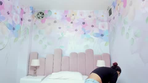 Mia online show from July 8, 11:30 pm