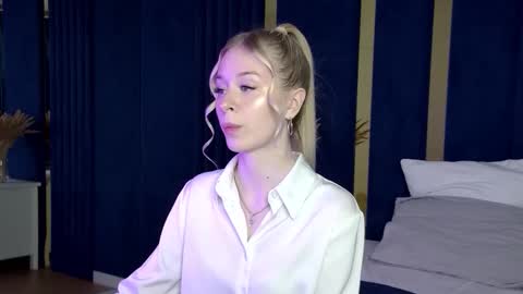 Mia online show from September 23, 6:14 pm