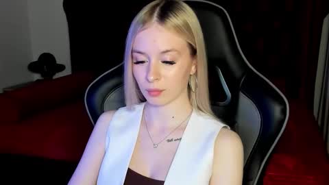 Mia online show from December 1, 5:33 pm