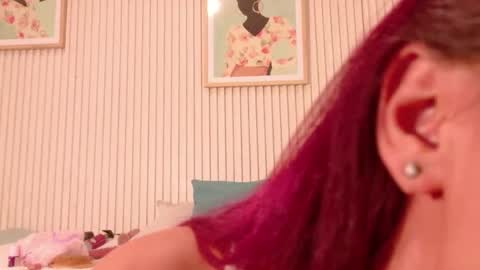 Mia online show from May 11, 11:06 am