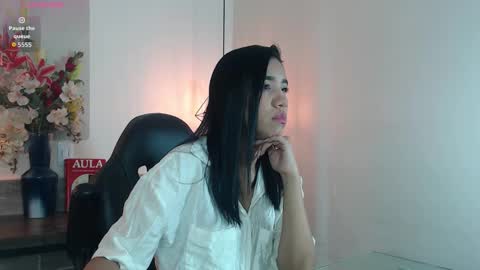 Mia online show from March 25, 11:50 am