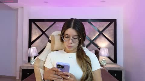 Mia online show from March 3, 8:27 pm