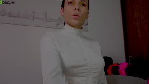 Snapshot of miavero chatting on October 19, 4:44 pm Mia online show from October 19, 4:44 pm