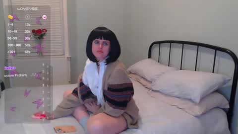 Snapshot of miawallace__ chatting on January 28, 5:24 pm Mia online show from January 28, 5:24 pm