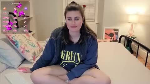 Snapshot of miawallace__ chatting on October 16, 9:46 pm Mia online show from October 16, 9:46 pm