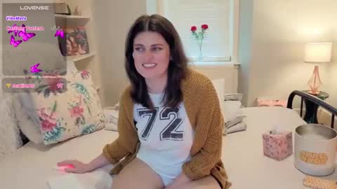 Snapshot of miawallace__ chatting on September 24, 2:35 pm Mia online show from September 24, 2:35 pm
