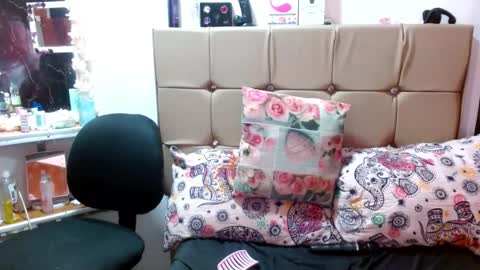 Snapshot of miia_spencer_ chatting on February 12, 8:18 pm miia online show from February 12, 8:18 pm