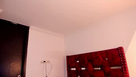 Snapshot of miiaah_kaliffa chatting on October 14, 7:44 am MELANIE online show from October 14, 7:44 am