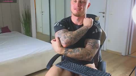 Snapshot of mike___magic chatting on October 2, 5:50 am Mike Magic online show from October 2, 5:50 am