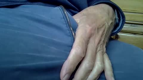 Snapshot of mikeybed chatting on October 21, 8:52 am mikeybed online show from October 21, 8:52 am