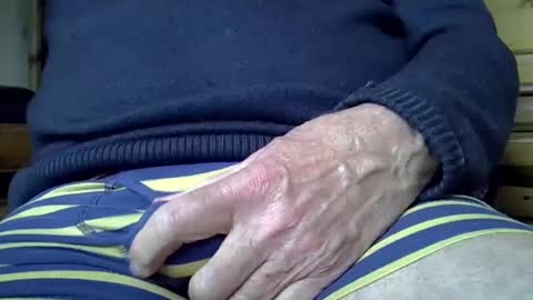 Snapshot of mikeybed chatting on December 18, 12:18 pm mikeybed online show from December 18, 12:18 pm