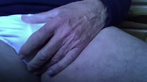 Snapshot of mikeybed chatting on December 17, 12:33 pm mikeybed online show from December 17, 12:33 pm