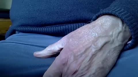 Snapshot of mikeybed chatting on December 9, 10:22 am mikeybed online show from December 9, 10:22 am