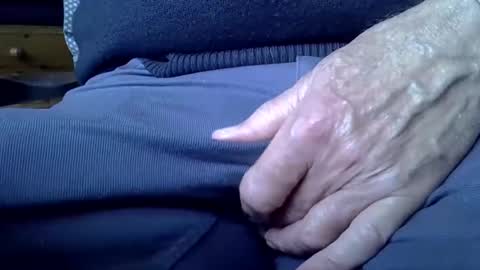 Snapshot of mikeybed chatting on December 4, 9:45 am mikeybed online show from December 4, 9:45 am