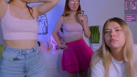 Snapshot of mila_glow chatting on September 22, 1:37 pm mila_glow online show from September 22, 1:37 pm
