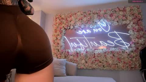 Snapshot of milalawrence_ chatting on October 6, 11:17 am Mila online show from October 6, 11:17 am