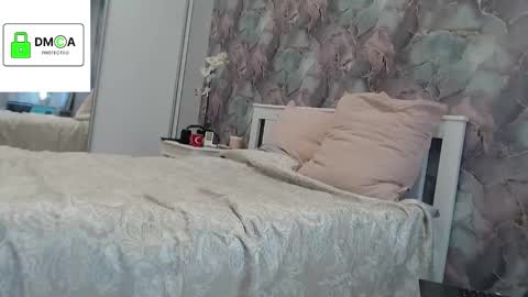Snapshot of milarunis chatting on October 17, 5:33 am Delicious Pussy online show from October 17, 5:33 am