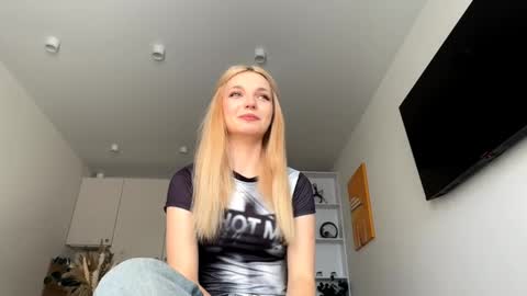 Snapshot of mildaleggette chatting on October 6, 1:07 pm Millla online show from October 6, 1:07 pm
