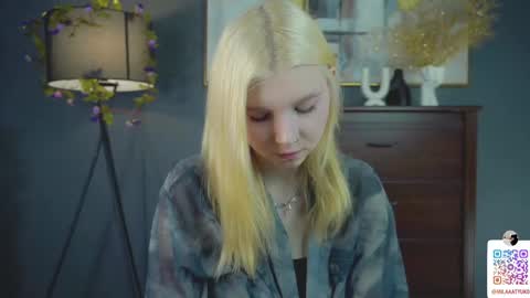 Snapshot of mildredbain chatting on February 23, 2:40 am Mila online show from February 23, 2:40 am