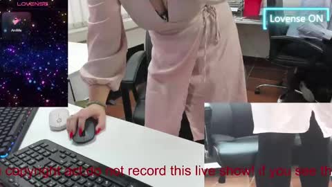 Snapshot of milf_viktoria chatting on February 6, 11:42 am Viktoria online show from February 6, 11:42 am