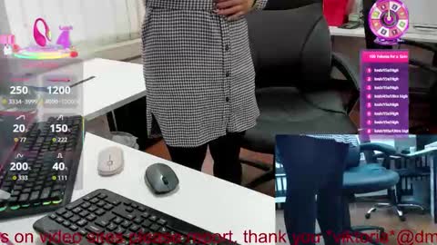 Snapshot of milf_viktoria chatting on October 20, 9:58 am Viktoria online show from October 20, 9:58 am