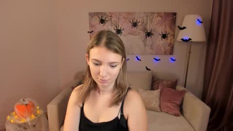 Snapshot of milinafox chatting on October 19, 1:21 am milinafox online show from October 19, 1:21 am