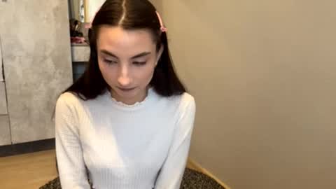 Snapshot of minhblomme chatting on October 20, 3:33 am Emilia online show from October 20, 3:33 am