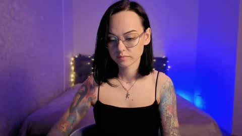 MiraSkyy online show from April 3, 5:42 pm