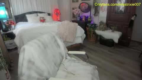 Snapshot of miss_trixie chatting on October 10, 8:57 pm Trixie007 online show from October 10, 8:57 pm
