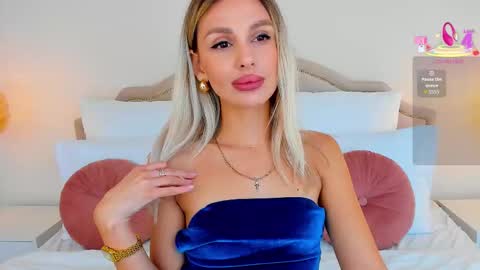 Snapshot of misslou_ chatting on October 15, 5:54 am Lou online show from October 15, 5:54 am