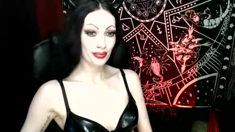 Snapshot of missmoondoll chatting on February 2, 4:48 am MissMoonDoll online show from February 2, 4:48 am