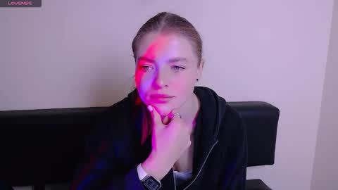 Snapshot of missoliviaa_ chatting on October 27, 1:00 pm Olivia online show from October 27, 1:00 pm