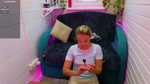 Snapshot of misss_viki chatting on September 10, 6:14 am . online show from September 10, 6:14 am