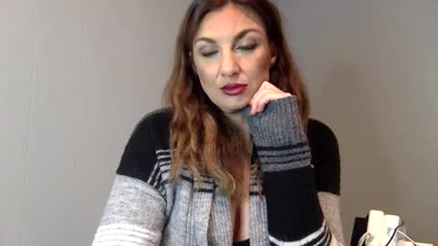 Snapshot of missshutterspeed chatting on October 22, 12:51 pm Wifey online show from October 22, 12:51 pm