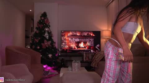 Snapshot of missvalery_1 chatting on December 11, 12:54 am OF online show from December 11, 12:54 am