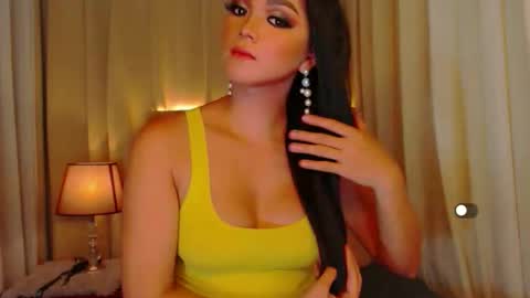 Leah online show from April 13, 9:30 pm