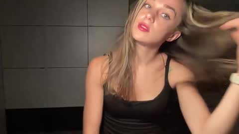 mmminnie online show from October 14, 7:17 pm