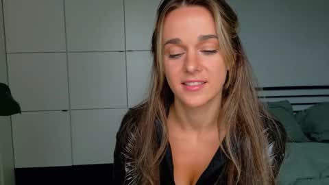 mmminnie online show from September 18, 1:59 pm