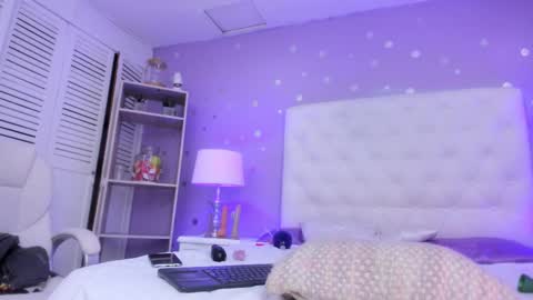 Snapshot of models_sophia chatting on February 12, 7:13 pm Sophia online show from February 12, 7:13 pm