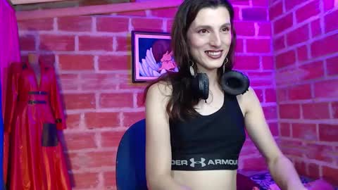 Snapshot of moira_hot chatting on October 5, 1:36 am moira_hot online show from October 5, 1:36 am